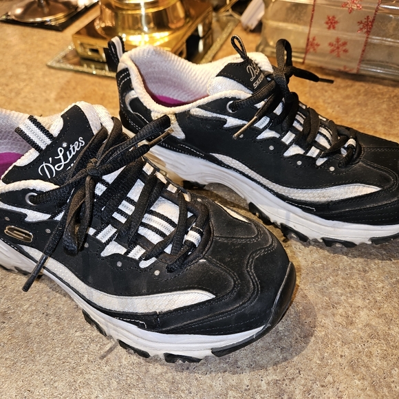 Sketchers Runners - Size 7 - Picture 1 of 4